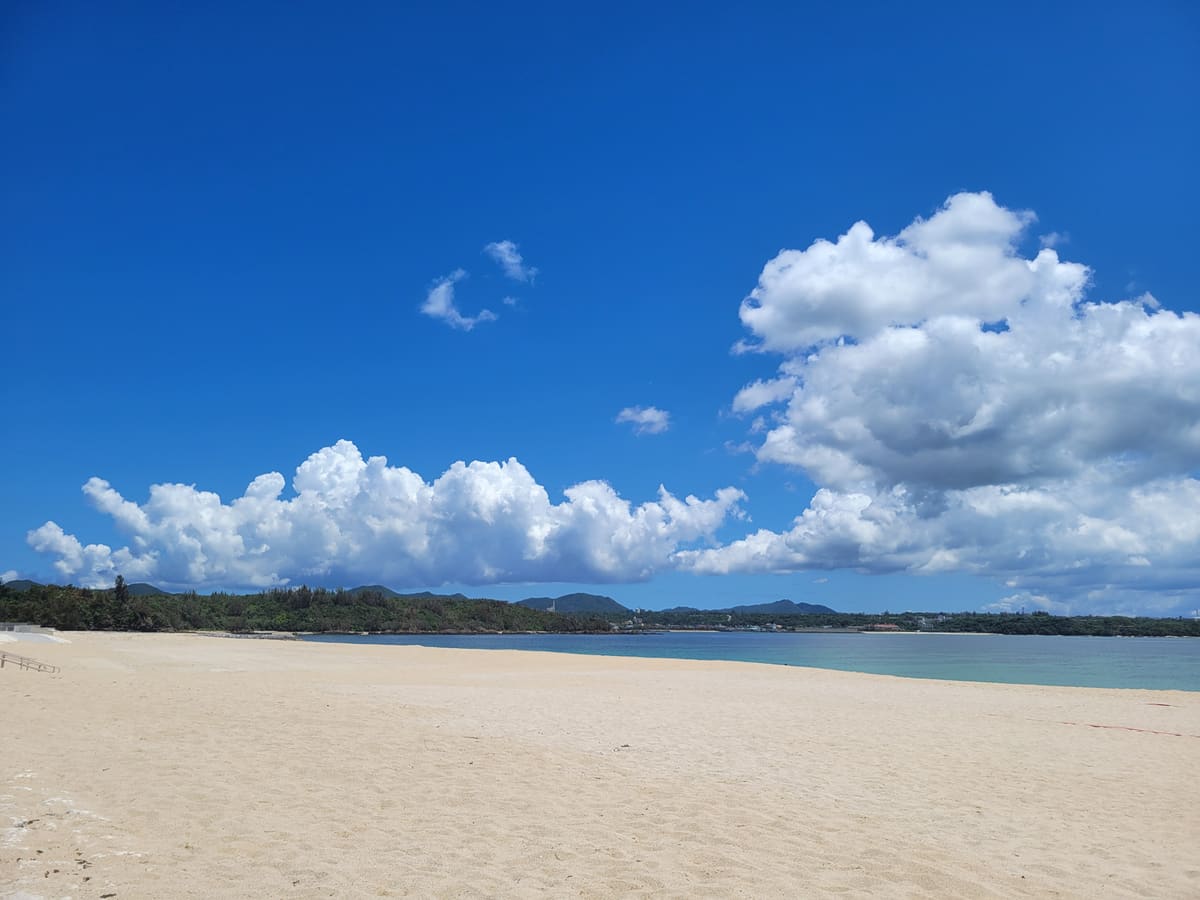 沖縄の海と砂浜の風景